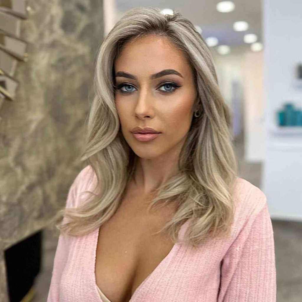 деловая стрижка для блондинок с боковым пробором